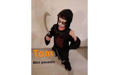 Notre gagnant du concours hallowen, TOM. une belle récompense pour satisfaire sa gourmandise... Un gros sac de bonbons